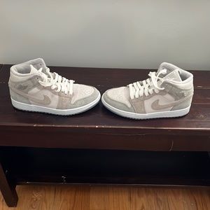 WMNS Air Jordan 1 mid SE particle Grey